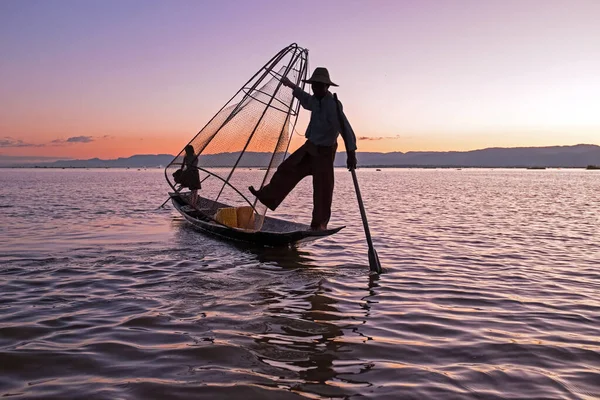 Rybář Inle Lake Myanmaru Při Západu Slunce — Stock fotografie