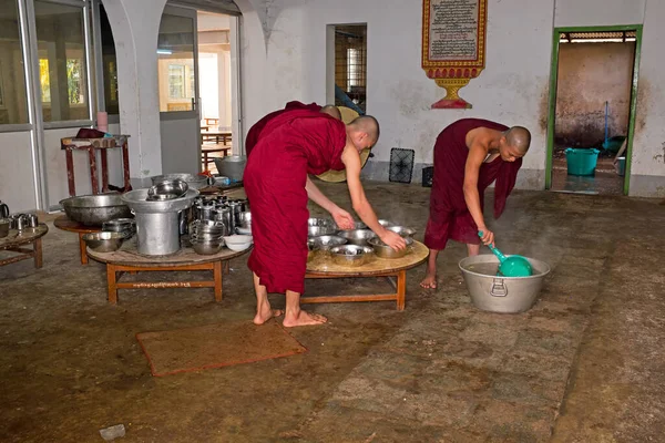 Yangon Myanmar November 2015 Monks Serving Foodin Kitchen Monastery Myanmar — Stock Photo, Image