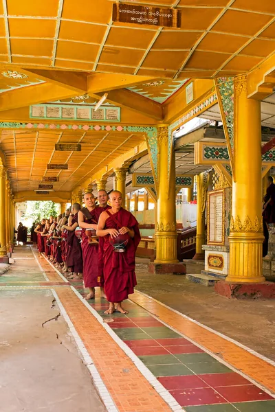 Bago Myanmar Novembro 2015 Monges Esperando Uma Fileira Para Para — Fotografia de Stock