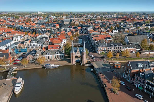歴史的な街からの空中フリースラントの水生生物とスニークオランダ — ストック写真