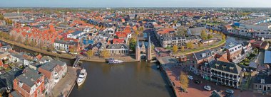 Friesland 'daki Watergate' li tarihi şehir Sneek 'ten hava manzarası. Hollanda.