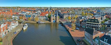 Hollanda, Friesland 'da su kapısı olan tarihi şehir Sneek' in hava manzarası.