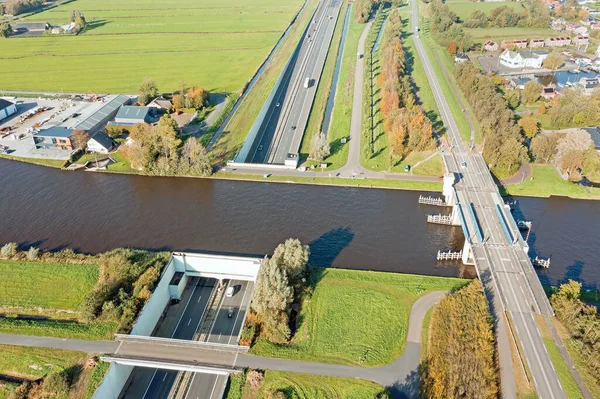 Воздух Князей Маргрит Aquaduct Шоссе Близ Uitwellingerga Нидерландах — стоковое фото