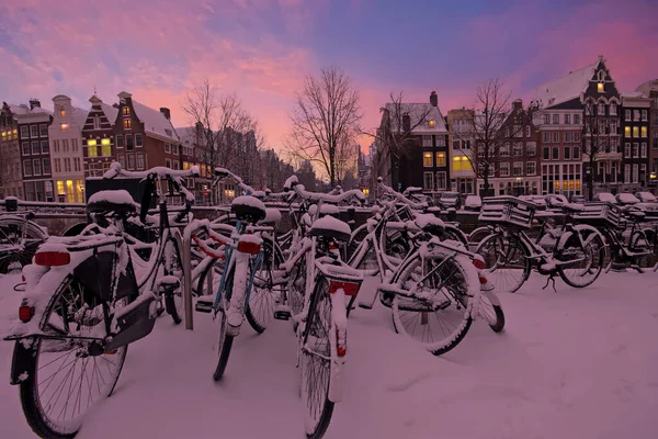Staden Natursköna Från Snöiga Amsterdam Nederländerna Vid Solnedgången — Stockfoto