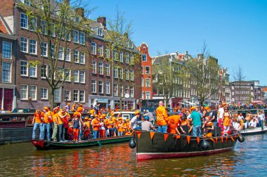 AMSTERDAM, NETHERLANDS - 27 Nisan 2019: Hollanda vatandaşları Hollanda 'daki Amsterdam kanallarında kraliyet gününü kutluyorlar