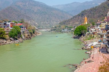 Hindistan 'daki Laxman Jhula' daki Ganga Nehri.
