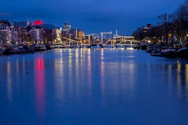 City Scenic Amsterdam River Amstel Illuminated Thiny Bridge Netherlands Sunset — стоковое фото