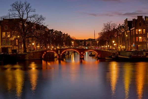 Město Malebné Amsterdamu Řeky Amstel Nizozemsku Při Západu Slunce — Stock fotografie