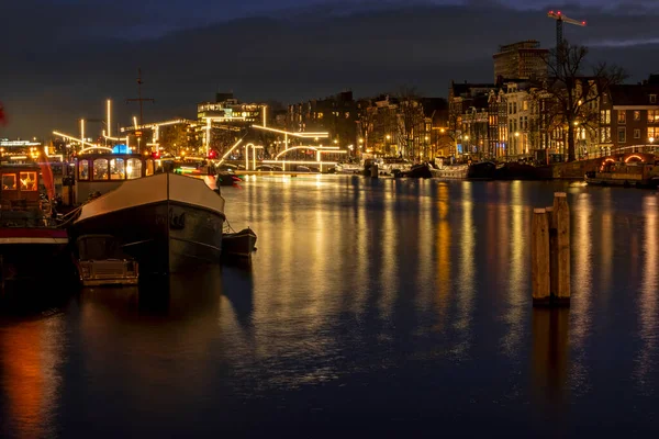 Amsterdã Noite Com Iluminada Ponte Minúscula Amstel Holanda Natal — Fotografia de Stock