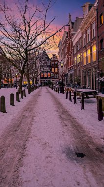 Karlı Amsterdam kışın Hollanda 'da Avrupa' da gün batımında