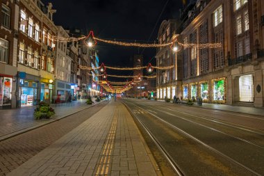 Amsterdam 'da Damrak' ta Noel. Hollanda 'da gece vakti.