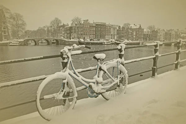 冬のオランダのアムステルダムでのアムステルダムからの古いヴィンテージ写真 — ストック写真