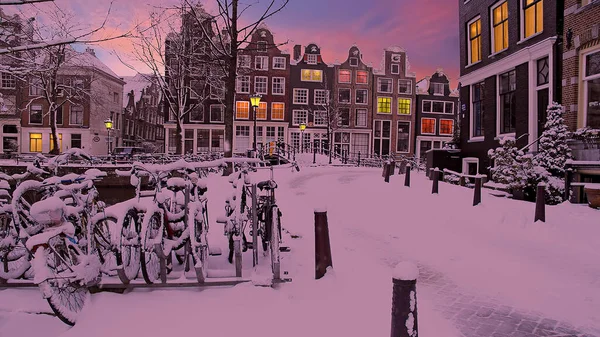 Snöig Amsterdam Nederländerna Vid Solnedgången — Stockfoto