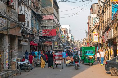 DEHLI, Hindistan - 5 Nisan 2017: Dehli Hindistan 'da sokak manzarası