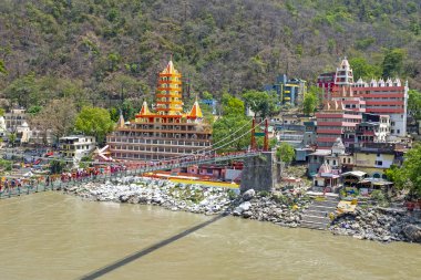 Hindistan 'daki Ganga' da Laxman Jhula 'da köprü ve tapınak çiz.