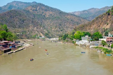 Hindistan 'da Rishikesh' teki Ganga Nehri 'nde rafting.