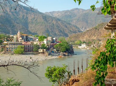 Hindistan 'daki Ganga nehrinde Laxman Jhula' ya bakın.