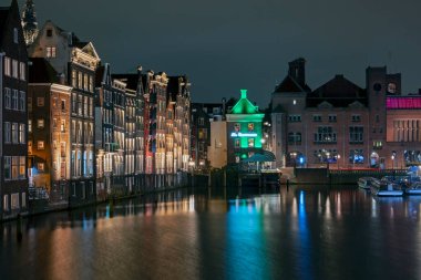 Hollanda 'daki Damrak' ta Amsterdam 'dan şehir manzarası 