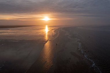 Hollanda, Friesland 'daki Wadden Denizi' nde güzel bir günbatımından kalma hava.
