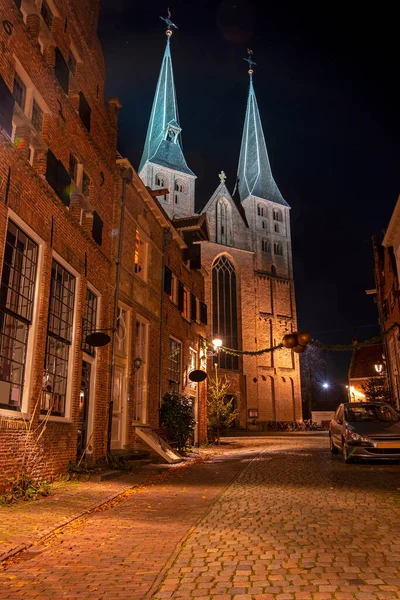 Bergkerk Kaupungissa Deventer Alankomaissa Yöllä — kuvapankkivalokuva