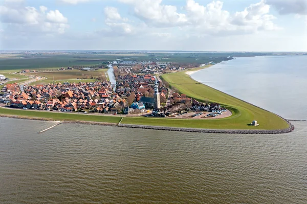 Hollanda 'daki IJsselmeer' deki geleneksel Hindeloopen köyünden gelen hava aracı.