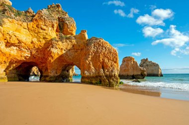 Alvor Algarve Portekiz Praia Tres Irmaos doğal kayalar