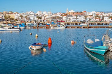 Algarve Portekiz 'deki Liman ve Şehir Lagos' u
