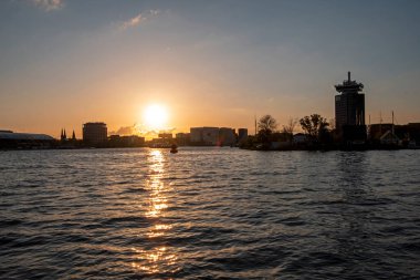 Hollanda, Amsterdam 'dan gün batımında liman