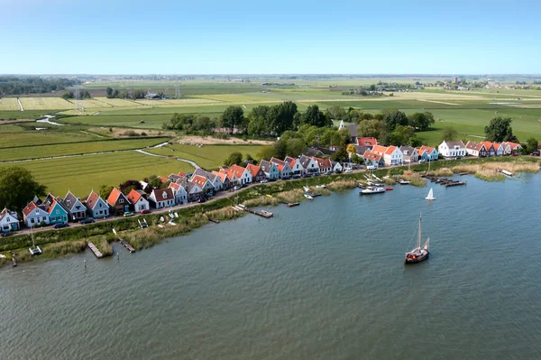 オランダのアムステルダム近くの伝統的な村ダーゲルダムからIjselmeerで空中 — ストック写真