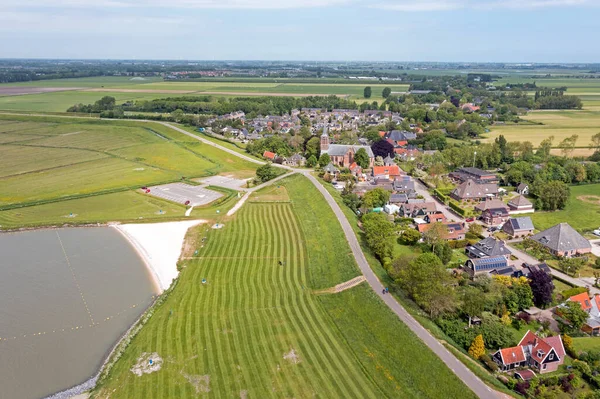 荷兰Ijsselmeer的Schellinkhout村的空中 — 图库照片