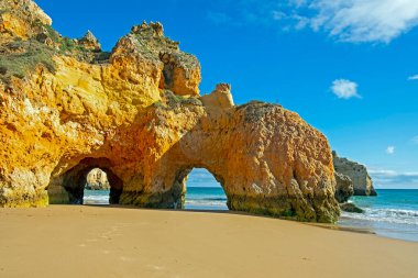 Praia Tres Irmaos 'taki Alvor, Portekiz' deki doğal kayalar.