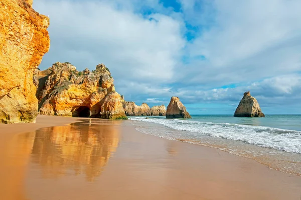 Природные Скалы Прайя Трес Ирмаос Алворе Алгарве Португалия — стоковое фото