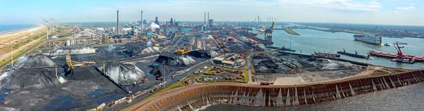オランダのIjmuiden イムイデン の産業界からのエリアパノラマ — ストック写真