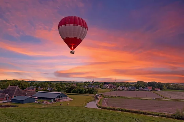 Lotnictwo Latającego Balonu Ogrzane Powietrze Wsi Holandii Zachodzie Słońca — Zdjęcie stockowe
