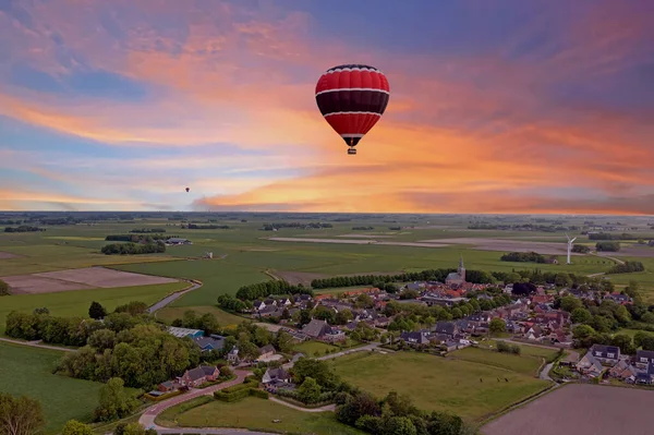 Lotnictwo Latającego Balonu Ogrzane Powietrze Wsi Holandii Zachodzie Słońca — Zdjęcie stockowe