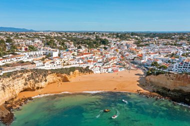 Algarve Portekiz 'deki tarihi köy Carvoeiro' dan havadan.