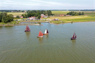 Hollanda 'nın Friesland kentindeki Laaxum limanının yakınındaki IJsselmeer' de bulunan geleneksel Hollandalı ahşap teknelerin havası.