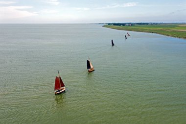 Hollanda 'nın Friesland kentindeki Laaxum limanının yakınındaki IJsselmeer' de bulunan geleneksel Hollandalı ahşap teknelerin havası. 