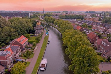 Hollanda, Noord 'daki geleneksel Weesp köyünden havadan.
