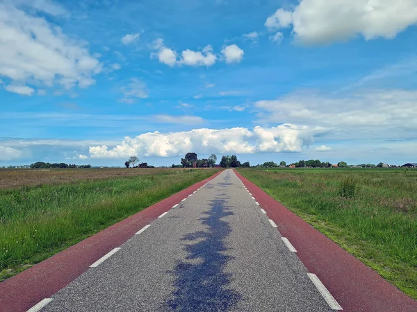 荷兰典型的宽而开阔的风景 — 图库照片