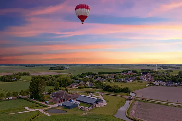 Aérea Globo Aerostático Volador Campo Desde Los Países Bajos Atardecer — Foto de Stock