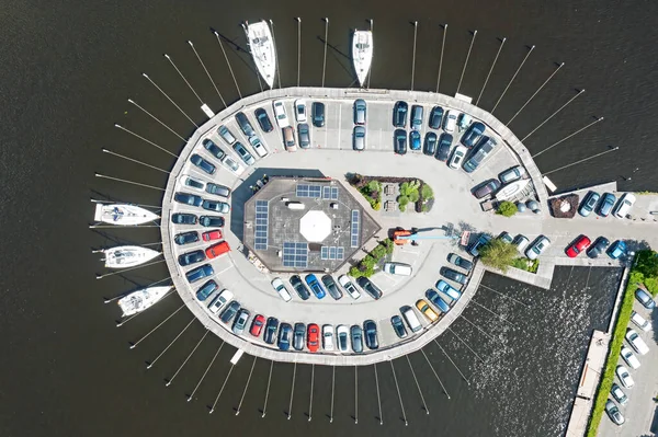 Topshot Aéreo Barcos Carros Molhe Friesland Países Baixos — Fotografia de Stock