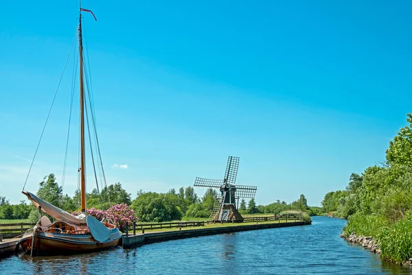 Typisch Hollands Landschap Een Traditionele Boot Een Oude Molen Aan — Stockfoto