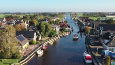 Hollanda, Friesland 'daki Echtenerbrug köyünden geçen teknelerden gelen hava durumu.
