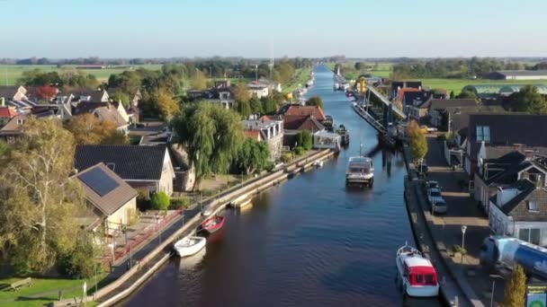 Luchtfoto Van Boten Die Door Het Dorp Echtenerbrug Friesland Varen — Stockvideo