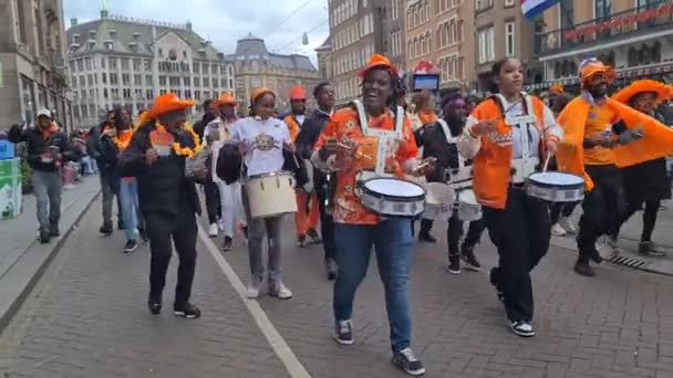 Ciudadanos Ámsterdam Celebrando Domingo Centro Ciudad Amsterdam Los Países Bajos — Vídeos de Stock