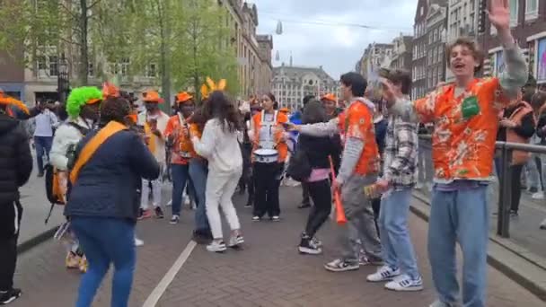 Amsterdam Vatandaşları Hollanda Daki Amsterdam Dan Şehrin Merkezinde Kraliyet Gününü — Stok video