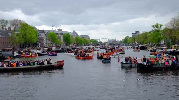 Amsterdam Hollandia Április 2022 Amszterdam Polgárai Ünneplik Királynapot Város Központjában — Stock videók