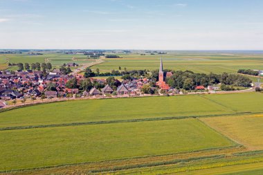 Hollanda, Friesland 'daki de Wadden Denizi yakınlarındaki tarihi Holwerd köyünden havadan.