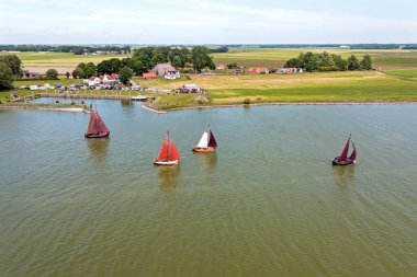 Hollanda 'nın Friesland kentindeki Laaxum limanının yakınındaki IJsselmeer' de bulunan geleneksel Hollandalı ahşap teknelerin havası. 
